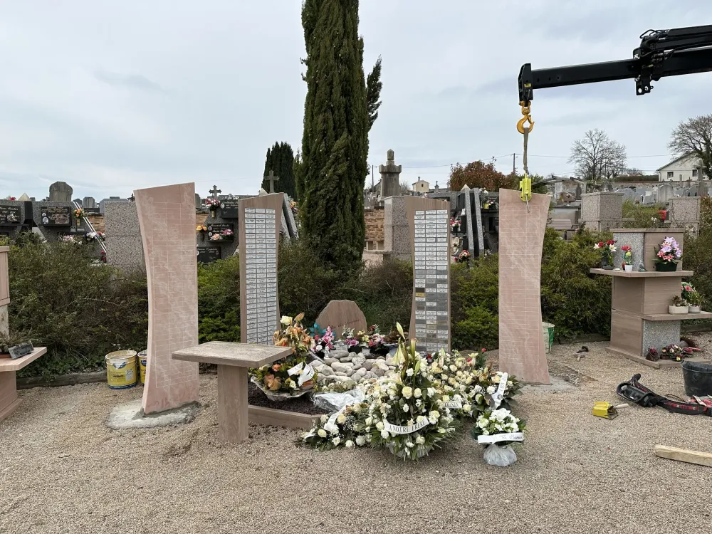 gravure de pierre tombale et monument funéraire à Blanzy